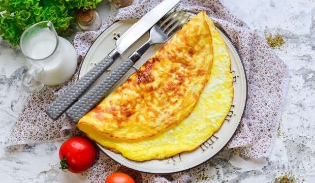 Omelet with cheese